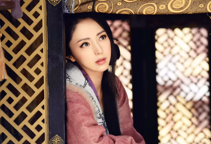 Thứ hai, Vương Doãn mất sớm, Điêu Thuyền không còn nơi để trở về, chỉ có Lữ Bố thật lòng yêu thương nàng. Vì vậy nàng đành lựa chọn đi theo Lữ Bố. Vậy xét cho cùng, Điêu Thuyền có khả năng yêu Vương Doãn hay không? Theo đánh giá thẳng thắn của những nhà phê bình, khả năng này là rất cao. Bởi Điêu Thuyền từ sớm đã được Vương Doãn nhận nuôi, cầm kỳ thi họa đều do vị tư đồ này truyền dạy.