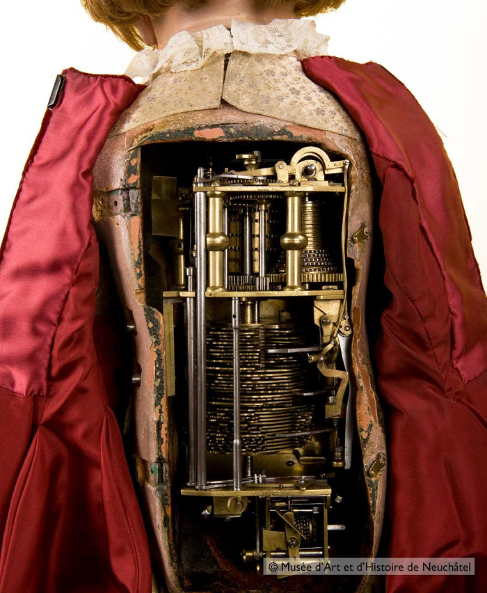 The Writer là cỗ máy automata đầu tiên được Pierre Jaquet Droz tạo ra và cũng là một trong những tác phẩm phức tạp nhất về kỹ thuật. Vấn đề lớn nhất mà Pierre Jaquet Droz gặp phải là đặt vừa bộ máy phức tạp vào bên trong một bộ khung nhỏ. Vậy nó hoạt động như thế nào?