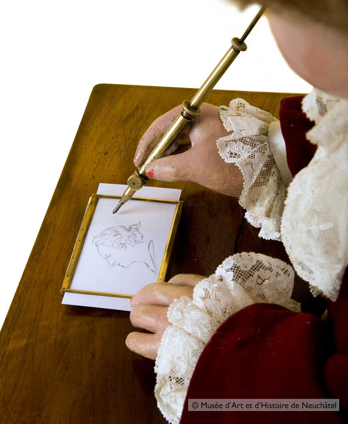 Đó là lý do tại sao Pierre quyết định tạo ra một cỗ máy viết có thể lập trình được. Với sự giúp đỡ của người con trai Henri Louis Jaquet-Droz và một người bạn có tên Jean-Frederic Leschot, Pierre đã tạo ra hơn 6.000 thành phần cơ khí tùy chỉnh để tạo ra "Writer".