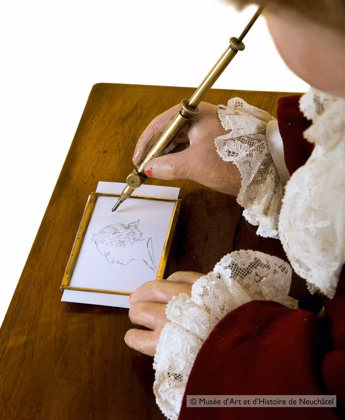 Đó là lý do tại sao Pierre quyết định tạo ra một cỗ máy viết có thể lập trình được. Với sự giúp đỡ của người con trai Henri Louis Jaquet-Droz và một người bạn có tên Jean-Frederic Leschot, Pierre đã tạo ra hơn 6.000 thành phần cơ khí tùy chỉnh để tạo ra "Writer".