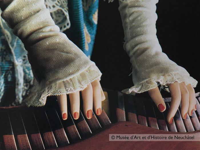 Độ dài của chữ cái hoặc các từ được sắp đặt bởi những chốt bằng thép có thể thay đổi được sắp xếp xung quanh một đĩa ở phần thân dưới của cỗ máy. Cỗ máy có thể lập trình để viết ra một câu dài 40 chữ cái hoặc ký tự.