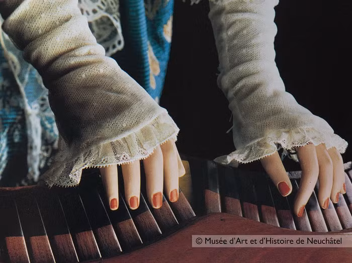 Độ dài của chữ cái hoặc các từ được sắp đặt bởi những chốt bằng thép có thể thay đổi được sắp xếp xung quanh một đĩa ở phần thân dưới của cỗ máy. Cỗ máy có thể lập trình để viết ra một câu dài 40 chữ cái hoặc ký tự.