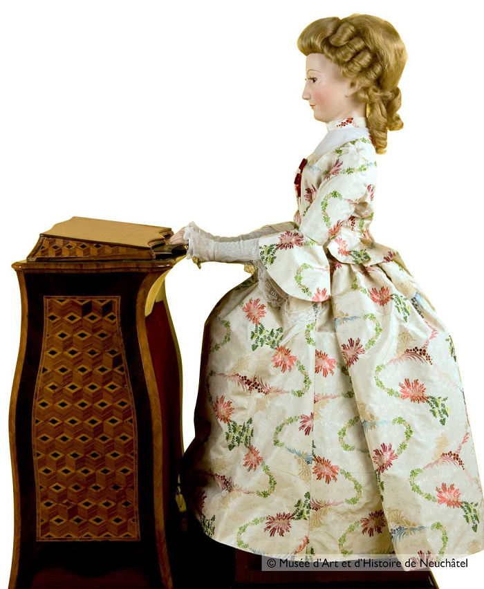 Mỗi một trục cam điều khiển đòn bẩy, tạo nên những hoạt động ngang dọc của cổ tay. Đây là cách cỗ máy viết từng chữ cái.