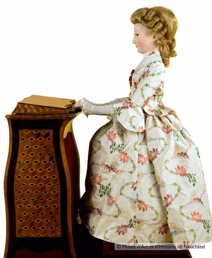 Mỗi một trục cam điều khiển đòn bẩy, tạo nên những hoạt động ngang dọc của cổ tay. Đây là cách cỗ máy viết từng chữ cái.