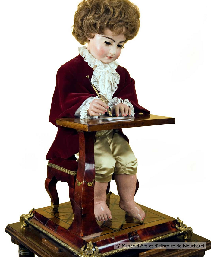 Vào năm 1773, một sáng tạo của Pierre Jaquet-Droz - nhà sản xuất đồng hồ đầu tiên đứng sau thương hiệu Automata nổi tiếng, với tên gọi "Drawing Boy Automata" đã được ra mắt. Tuy nhiên, vào thời điểm này, mọi người không gọi những loại công nghệ như vậy là robot, mà là máy móc hoặc cơ chế.