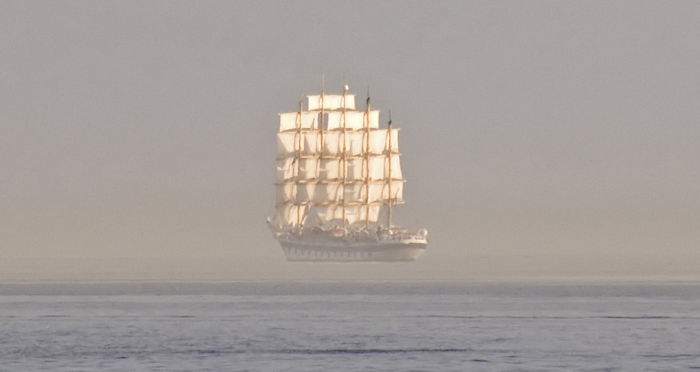 Thông thường, Fatas Morganas sẽ xuất hiện khi ánh sáng bị khúc xạ (hoặc "bẻ cong") bởi nhiệt độ không khí tương phản với nhiệt độ mặt biển. Tuy nhiên, hiện tượng này cũng xuất hiện tại các mặt hồ hoặc xa mạc chứ không riêng gì ở các đại dương.