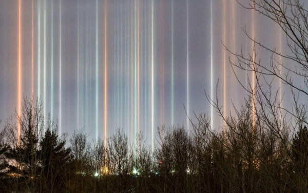 Thực tế, cột sáng là hiện tượng quang học trong khí quyển xảy ra do ánh sáng phản chiếu từ tinh thể băng nhỏ lơ lửng trong không khí theo chiều thẳng đứng.