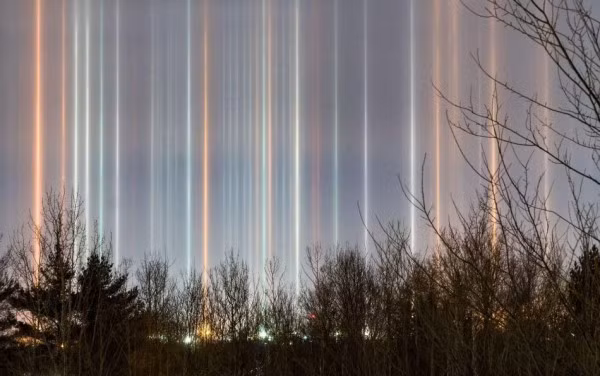 Thực tế, cột sáng là hiện tượng quang học trong khí quyển xảy ra do ánh sáng phản chiếu từ tinh thể băng nhỏ lơ lửng trong không khí theo chiều thẳng đứng.