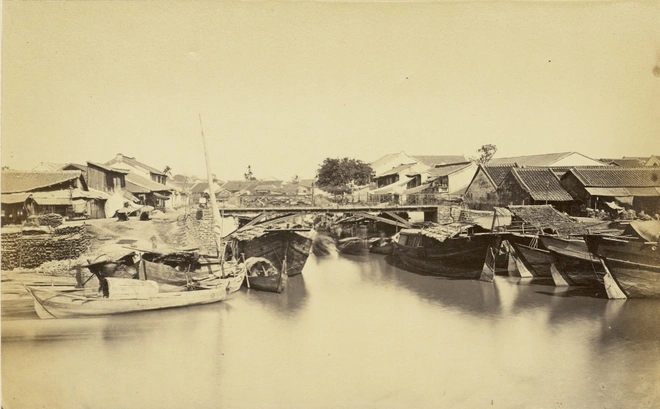 Quang cảnh Chợ Lớn cho thấy cảnh nhộn nhịp trên bến dưới thuyền, buôn bán tấp nập.