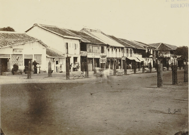 Quai de Commerce (Bến Thương Mại), sau này được đặt tên là Quai Le Myre de Vilers. Nó nằm không xa phố Rigault de Genouilly và phố Charner. 