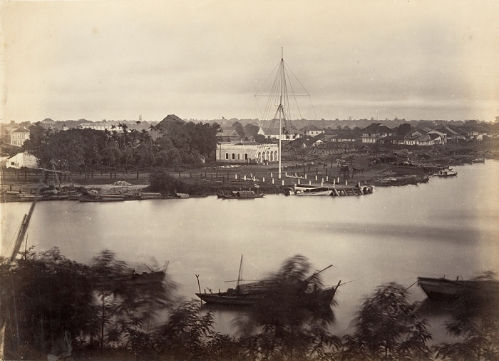 Trong ảnh là cột cờ Thủ Ngữ ở thương cảng Sài Gòn.