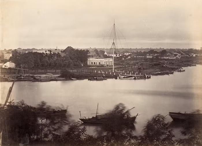 Trong ảnh là cột cờ Thủ Ngữ ở thương cảng Sài Gòn.