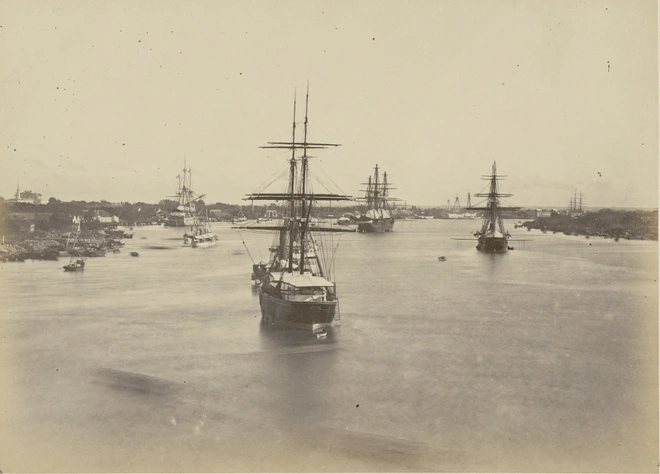 Trong ảnh là một phần cảng Sài Gòn trong những năm đầu người Pháp có mặt tại thành phố. Những chiếc thuyền buồm và tàu chạy bằng hơi nước lớn của Châu Âu neo đậu trên sông.