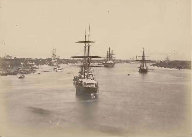 Trong ảnh là một phần cảng Sài Gòn trong những năm đầu người Pháp có mặt tại thành phố. Những chiếc thuyền buồm và tàu chạy bằng hơi nước lớn của Châu Âu neo đậu trên sông.