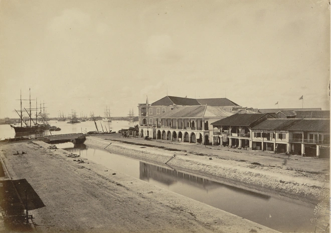 Quang cảnh đường Charner nhìn ra sông Sài Gòn (sau thành đại lộ Charner, nay là Nguyễn Huệ, khi con kênh được lấp đầy).