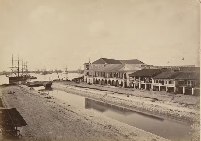 Quang cảnh đường Charner nhìn ra sông Sài Gòn (sau thành đại lộ Charner, nay là Nguyễn Huệ, khi con kênh được lấp đầy).