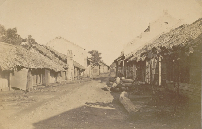 Đây là một trong những bức ảnh Sài Gòn - Chợ Lớn 150 năm trước được Émile Gsell chụp lại khiến chúng ta hoài niệm. Những túp lều rơm và những ngôi nhà xây cùng tồn tại trên một con phố ở Sài Gòn.