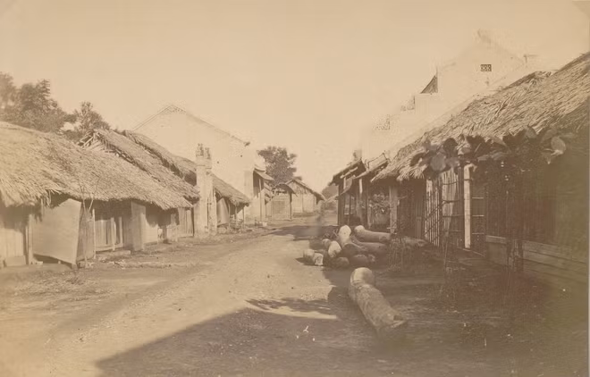 Đây là một trong những bức ảnh Sài Gòn - Chợ Lớn 150 năm trước được Émile Gsell chụp lại khiến chúng ta hoài niệm. Những túp lều rơm và những ngôi nhà xây cùng tồn tại trên một con phố ở Sài Gòn.