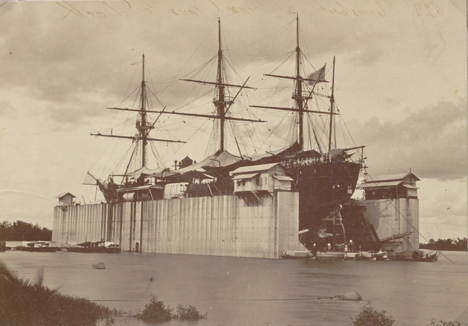 Một con tàu vận tải trên ụ nổi cảng Sài Gòn.