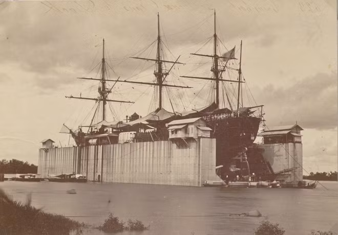 Một con tàu vận tải trên ụ nổi cảng Sài Gòn.