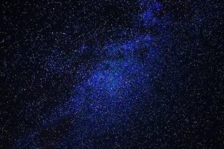 Điều này có thể lý giải tại sao ngôi sao Kinman Dwarf có vẻ sáng chói trong những quan sát ban đầu. Tuy nhiên, các nhà nghiên cứu vẫn chưa biết điều gì khiến nó biến mất. Một cách lý giải là ngôi sao Kinman Dwarf mờ đi đáng kể sau đợt bùng phát và bị che khuất bởi đám bụi vũ trụ dày đặc. Nếu giả thuyết đúng, ngôi sao Kinman Dwarf có thể sẽ tái xuất hiện trong các quan sát tương lai.