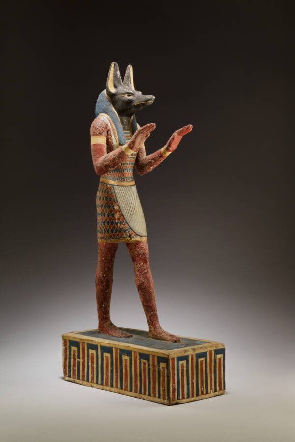 Anubis đảm nhận nhiều vai trò trong quá trình chết đi của con người. Đôi khi thần giúp mọi người đi vào thế giới bên kia, quyết định số phận của họ lúc ở đó, và có khi thần chỉ đơn giản là bảo vệ một xác chết. Vì thế, Anubis được xem là thần ướp xác và thần linh hồn người chết.