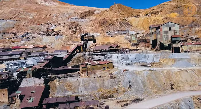 Tới đầu thế kỷ 21, ngành khai thác quặng của Bolivia hoàn toàn chững lại. Lịch sử của Cerro Rico đi vào huyền thoại, đưa ngọn núi này trở thành tượng đài quan trọng nhất của quốc gia Nam Mỹ này.