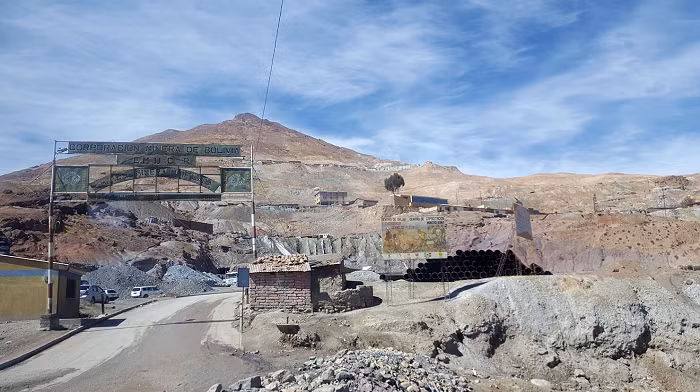 Nhiều người có ý kiến trái chiều, cho rằng đây là con số phóng đại, bao gồm cả cư dân sống tại khu vực quanh mỏ đã chuyển đi, chứ không chỉ thống kê thương vong. Thật khó để đưa ra số liệu chính xác về những người đã bỏ mạng dưới núi, nhưng chắc chắn đó là con số khổng lồ, đến nỗi Cerro Rico mang tai tiếng là "ngọn núi ăn thịt người".