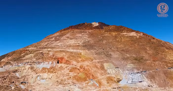 Nhiều người chết vì tai nạn, nhưng nguyên nhân chủ yếu gây tử vong là bệnh bụi phổi, do người ta phải hít quá nhiều bụi trong mỏ. Thông thường những mỏ khai thác quặng có hệ thống nước xối thẳng vào các mũi khoan để ngăn bụi, tuy nhiên các mỏ tại Cerro Rico không được trang bị như vậy.