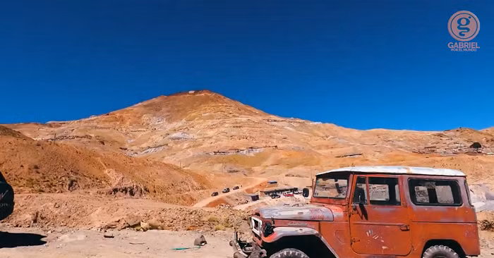 Những đứa trẻ ở đây có thể vào mỏ làm việc từ năm lên 10 tuổi, theo truyền thống của cư dân thành phố. Đôi khi chúng phải làm ca đêm 8 tiếng từ 2 giờ để kịp đi học vào sáng hôm sau. Theo BBC, những thợ mỏ nhỏ tuổi này phải đối mặt với một mối nguy khác từ khí độc sau mỗi vụ nổ phá núi.