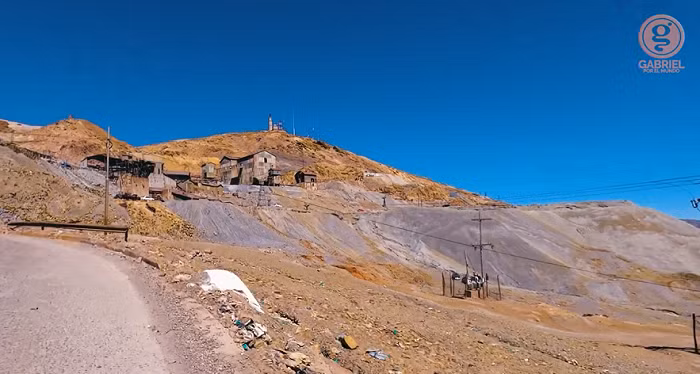 Những người đàn ông và các cậu bé làm việc dưới hầm mỏ thường nhai lá coca để thanh lọc phổi. Họ cũng dâng lá coca, rượu, thuốc lá và bánh kẹo cho El Tio - quỷ thần của mỏ Cerro Rico. Tất cả 38 khu mỏ đều đặt một tượng El Tio trong hầm.