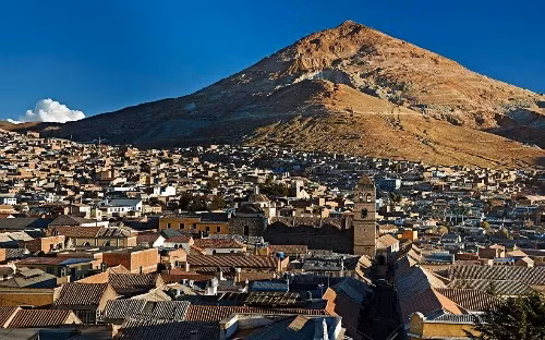 Tọa lạc giữa một trong những thành phố cao nhất thế giới tại Potosí của Bolivia, Cerro Rico được mệnh danh là ngọn núi giàu có. Thực dân Tây Ban Nha từng đặt cái tên này cho Cerro Rico ám chỉ lượng quặng bạc khổng lồ tới hơn 56 nghìn tấn bên dưới, đến nỗi họ cho rằng ngọn núi làm hoàn toàn từ bạc.