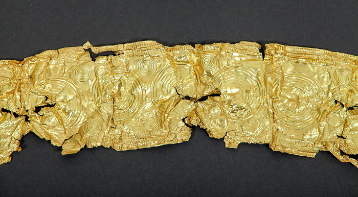 Jiří Juchelka, người đứng đầu bộ phận khảo cổ học của Bảo tàng Silesian, nói với Radio Prague International (RPI) rằng vật thể dài 51cm - được bao bọc bằng vàng và bên trong là bạc, đồng và sắt - có khả năng là mặt trước của một chiếc thắt lưng da. Ông nói trong một cuộc phỏng vấn với RPI: “Vật thể được trang trí bằng các vòng tròn đồng tâm và phía trên là móc cài hình hoa hồng. Nó có thể bị thiếu một vài bộ phận nhỏ nhưng ở trong tình trạng hoàn hảo”.