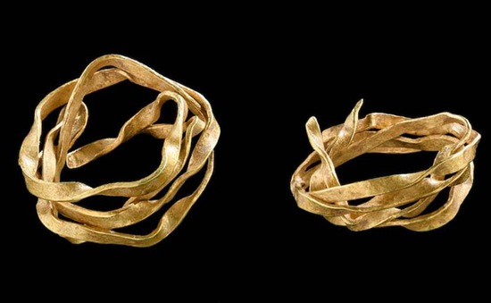 Trong khi thời kỳ đồ đồng được biết đến với sự phong phú của các đồ tạo tác bằng đồng, các nguyên liệu thô như vàng cũng được mua bán và chế tạo thành các mặt hàng danh giá cho giới thượng lưu. Các nhà khảo cổ đã tìm thấy những đồ vật bằng vàng trong những ngôi mộ có địa vị cao ở Trung Âu thời kỳ đồ đồng.