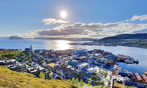 Trong mùa hè hoặc từ cuối tháng Năm đến cuối tháng Bảy, mặt trời không lặn hoàn toàn xuống dưới đường chân trời ở khu vực phía bắc của vòng Bắc cực, do đó người ta gọi Na Uy là “Vùng đất của mặt trời lúc nửa đêm”. Phần còn lại của đất nước mỗi ngày trải qua 20 giờ ánh sáng vào ban ngày. 