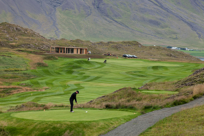 Thêm vào đó, bạn cũng có thể đi xe ngựa Iceland hoặc chơi golf tại bất kỳ trong số 65 sân golf vào thời điểm nửa đêm, khi ánh mặt trời vẫn còn ló rạng.