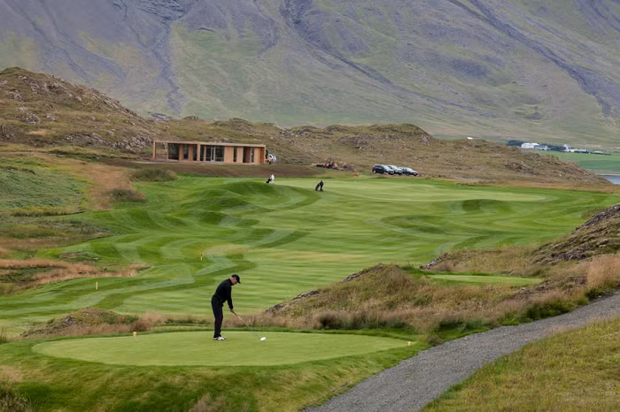 Thêm vào đó, bạn cũng có thể đi xe ngựa Iceland hoặc chơi golf tại bất kỳ trong số 65 sân golf vào thời điểm nửa đêm, khi ánh mặt trời vẫn còn ló rạng.