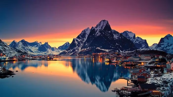 Là một trong những vùng đất “hoàng hôn không chạm tới”, nơi đây là thành phố xa xôi nhất ở vùng cực bắc của trái đất, tuy nhiên đây vẫn là một địa điểm nổi tiếng thế giới về vẻ đẹp tự nhiên và sự giàu có.