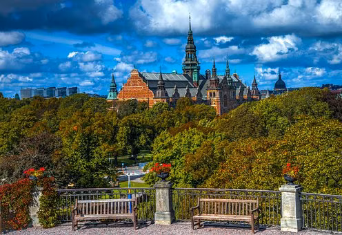  3. Thụy Điển: Skansen cũng là một địa điểm khác ở Thụy Điển, được coi là bản sao của Thụy Điển thế kỷ 19 với những ngôi nhà truyền thống, làng nghề, người dân và thợ thủ công. Ngoài ra, Skansen có bảo tàng ngoài trời lâu đời nhất trên thế giới, mở cửa vào những ngày có ánh mặt trời lúc nửa đêm.