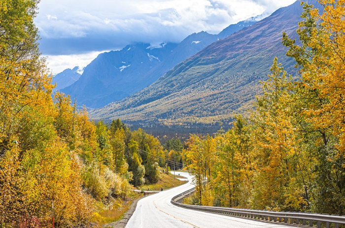 Nhưng một khi bình minh đã lên thì bạn sẽ được chiêm ngưỡng cảnh vật sinh sôi nảy nở trong nắng. Thậm chí việc ngắm những dòng sông băng khổng lồ, những ngọn núi phủ đầy tuyết lấp lánh lúc 2 giờ sáng là chuyện bình thường.