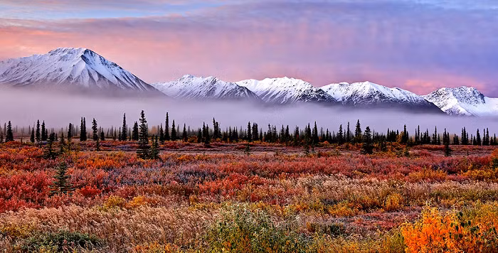  4. Alaska: Bắt đầu từ cuối tháng năm đến cuối tháng 7 hằng năm, mặt trời ở Alaska sẽ không bao giờ “ngủ” cho bạn thỏa sức rong chơi suốt 24/24 giờ.