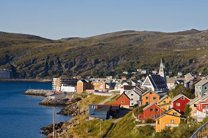  2. Na Uy (Hammerfest): Thành phố Hammerfest của Na Uy từng được UNESCO công nhận là di sản thế giới vì thuộc một phần Vòng cung trắc đạo Struve. Mặt trời sẽ lặn ở Hammerfest lúc gần 1h sáng và lên lại chỉ sau 40 phút. 