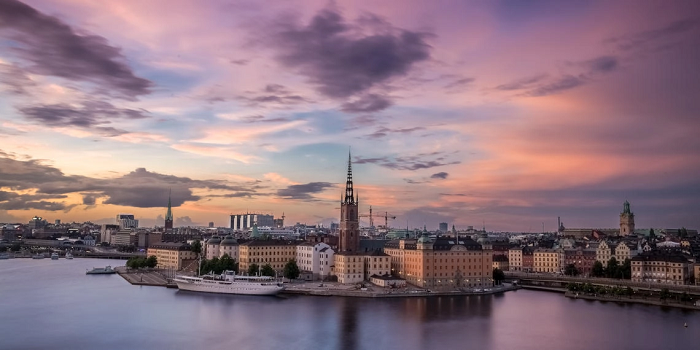 Khi ở Thụy Điển, bạn có thể thưởng thức mặt trời nửa đêm ở thủ đô Stockholm, nơi mặt trời lặn vào khoảng nửa đêm và mọc vào lúc 4:30 giờ sáng. Stockholm bao gồm 14 hòn đảo, có Hồ Malaren đổ ra biển Baltic, và do đó, 30% diện tích của Stockholm cấu thành từ đường thủy. 