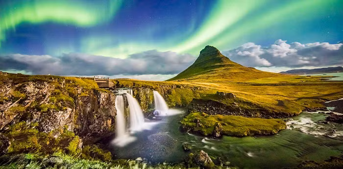 Trong ánh nắng ấm áp và nhẹ nhàng, bạn có thể vừa đi bộ vừa ngắm cảnh thiên nhiên, xem động vật hoang dã, thám hiểm các hang động hay đi thăm các công viên quốc gia nổi tiếng của Iceland.