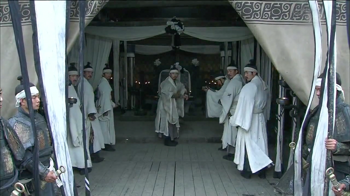 Quân sỹ vội đặt quan tài xuống rồi tìm xẻng để đào huyệt hạ quan tài xuống. Nhưng khi binh lính vừa tản ra đất tại nơi đặt quan tại bỗng sụp xuống, vừa khít lấp trọn quan tài của Gia Cát Lượng.