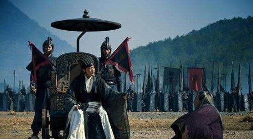 Sau khi có tin báo về, quân Thục đều đã rút binh, Tư Mã Ý lập tức xua quân đuổi theo, quyết một phen tiêu diệt quân của Khổng Minh. Tuy nhiên, khi quân Ngụy đuổi tới gần, quân Thục đột nhiên dựng cờ, đẩy xe có bức tượng của Khổng Minh lên phía trước, gõ trống giống như chuẩn bị phản kích quân Ngụy. Tư Mã Ý vốn nghe phong thanh Gia Cát Lượng bị bệnh mà chết, vì thế quân Thục mới rút quân.