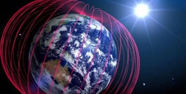 “Chúng tôi đã được tiếp cận với một hệ thống âm thanh rất thú vị, bao gồm hơn 30 chiếc loa được đặt dưới lòng đất tại Quảng trường Solbjerg ở Copenhagen. Chúng tôi đã thiết lập để mỗi chiếc loa đại diện cho một vị trí khác nhau trên Trái Đất và qua đó cho thấy lưới từ trường của chúng ta đã biến động như thế nào trong 100.000 năm qua," Nhạc sỹ Nielsen nói.