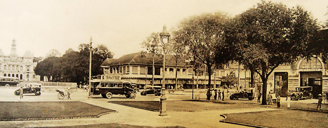  8. Ludovic Crespin (1873-?) là nhà nhiếp ảnh có cơ sở tại số 136-138 rue Catinat vào năm 1910 gọi là Photo Studio. Ảnh Sài Gòn đầu thập niên 1920 do Ludovic Crespin thực hiện. Vòng xoay giữa đại lộ Nguyễn Huệ (Charner) và đại lộ Lê Lợi (Bonard).