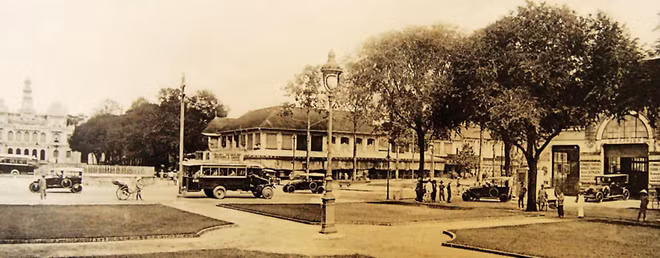  8. Ludovic Crespin (1873-?) là nhà nhiếp ảnh có cơ sở tại số 136-138 rue Catinat vào năm 1910 gọi là Photo Studio. Ảnh Sài Gòn đầu thập niên 1920 do Ludovic Crespin thực hiện. Vòng xoay giữa đại lộ Nguyễn Huệ (Charner) và đại lộ Lê Lợi (Bonard).