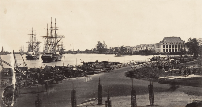 Émile Gsell được gửi đến Nam Kỳ vì nghĩa vụ quân sự, nhưng sau đó ông được giải ngũ và được tuyển dụng trong đoàn thám hiểm sông Mê Kông (1866-1868). Sau chuyến đi này, ông mở văn phòng nhiếp ảnh ở Sài Gòn, Gsell Photographie, bán các hình ảnh ở đền Angkor rất thành công. Ảnh Cảng Sài Gòn do Émile Gsell chụp.